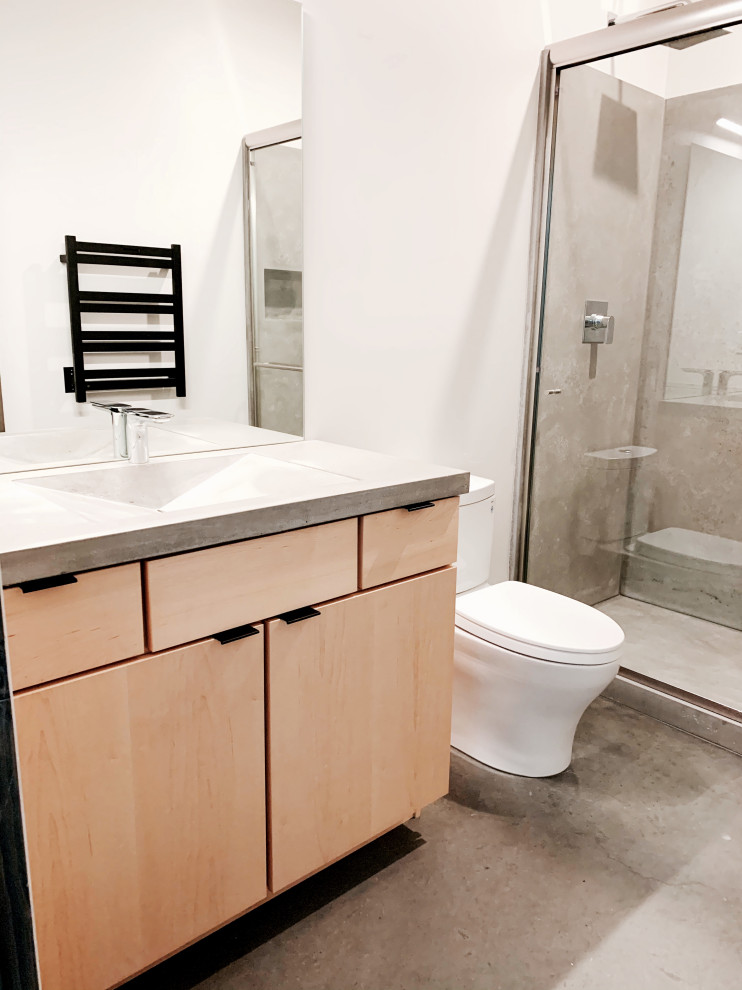 Foto di una grande stanza da bagno con doccia minimalista con ante lisce, doccia aperta, piastrelle grigie, piastrelle di cemento, lavabo integrato, top in cemento, porta doccia scorrevole e top grigio
