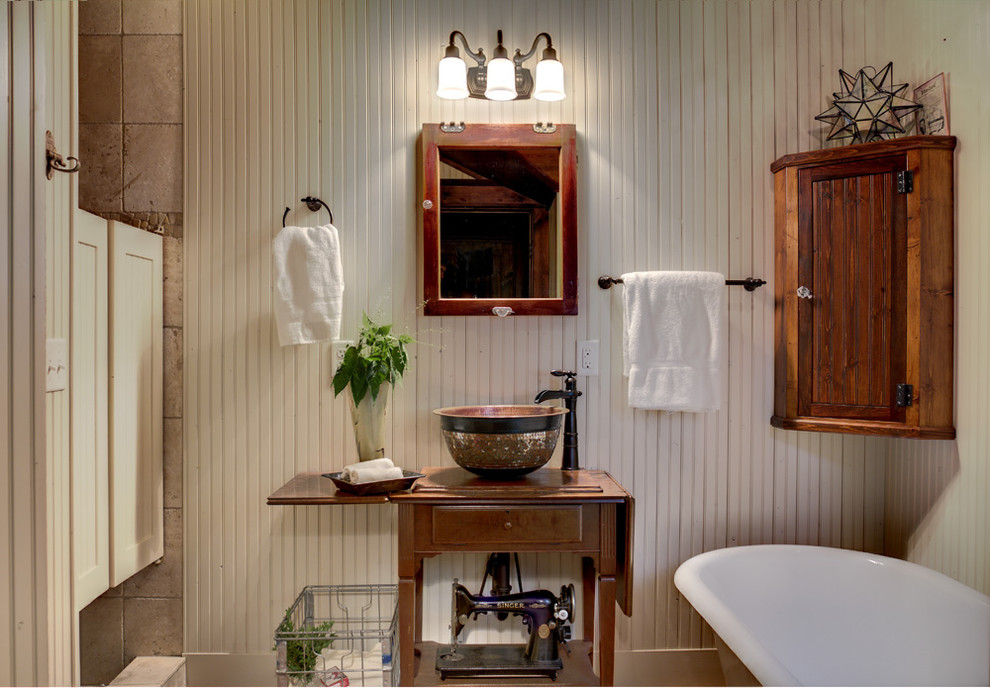 Ejemplo de cuarto de baño rectangular rústico con lavabo sobreencimera