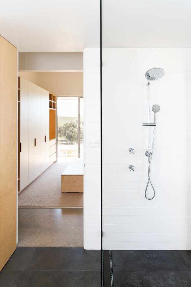 Modelo de cuarto de baño principal contemporáneo de tamaño medio con ducha abierta, baldosas y/o azulejos de cemento, paredes blancas, suelo de pizarra, suelo negro y ducha abierta