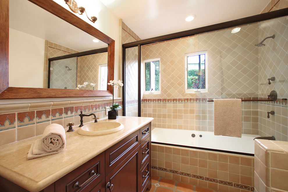 Exemple d'une salle de bain tendance en bois foncé avec un lavabo posé, un placard avec porte à panneau encastré, une baignoire en alcôve, un combiné douche/baignoire, un carrelage beige et une fenêtre.