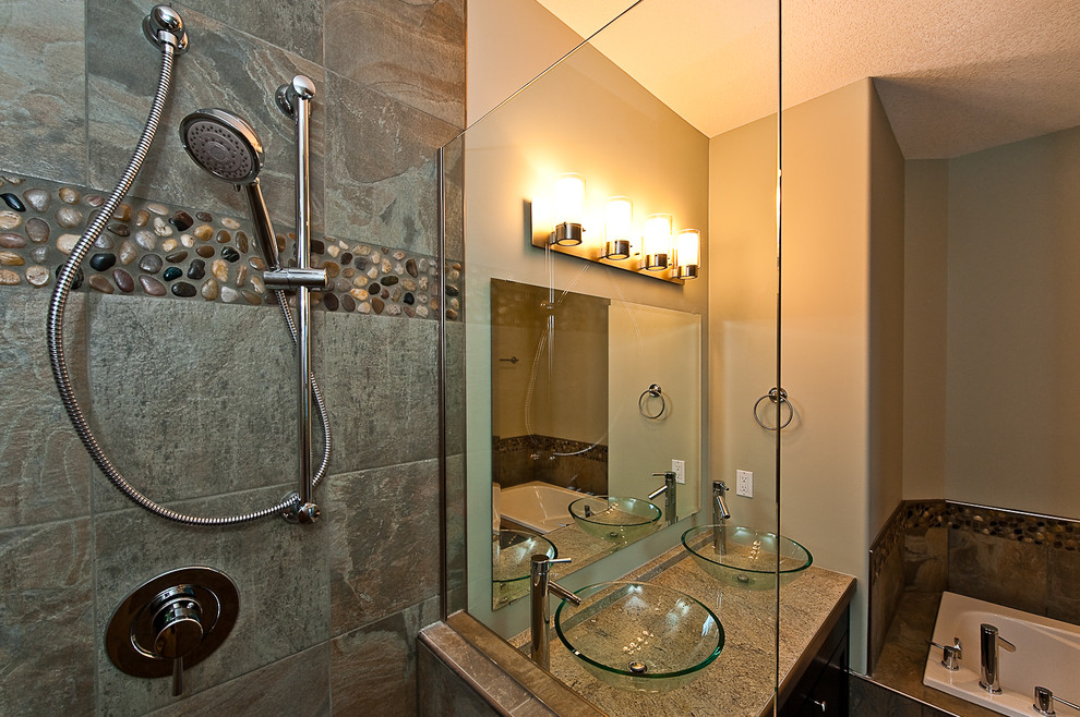 Esempio di una stanza da bagno padronale tradizionale di medie dimensioni con lavabo a colonna, ante con riquadro incassato, ante in legno bruno, doccia aperta e pareti beige
