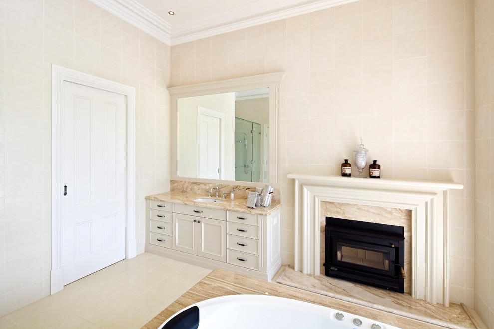 Klassisches Badezimmer En Suite mit Whirlpool und Unterbauwaschbecken in Melbourne