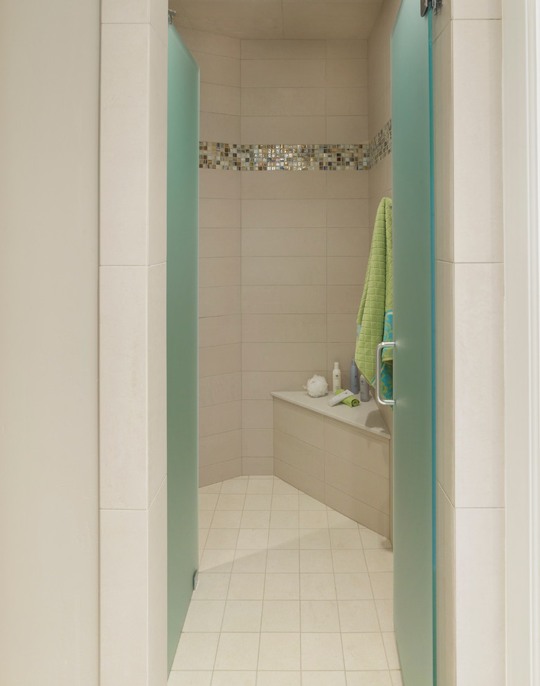 Foto di una stanza da bagno classica con ante con riquadro incassato, ante in legno bruno, top in superficie solida e pavimento con piastrelle in ceramica