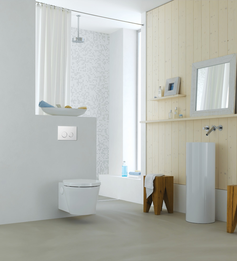 Inredning av ett modernt mellanstort en-suite badrum, med ett piedestal handfat, en dusch i en alkov, en vägghängd toalettstol, grå kakel, mosaik och flerfärgade väggar