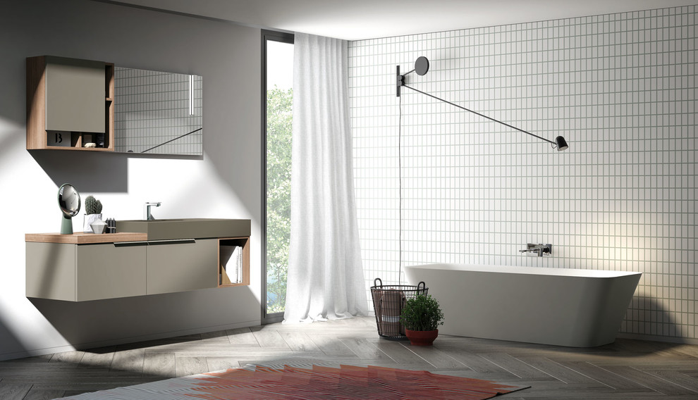 Immagine di una grande stanza da bagno design con ante lisce, ante grigie, vasca freestanding, piastrelle bianche, pareti bianche, top in legno, pavimento grigio e top grigio
