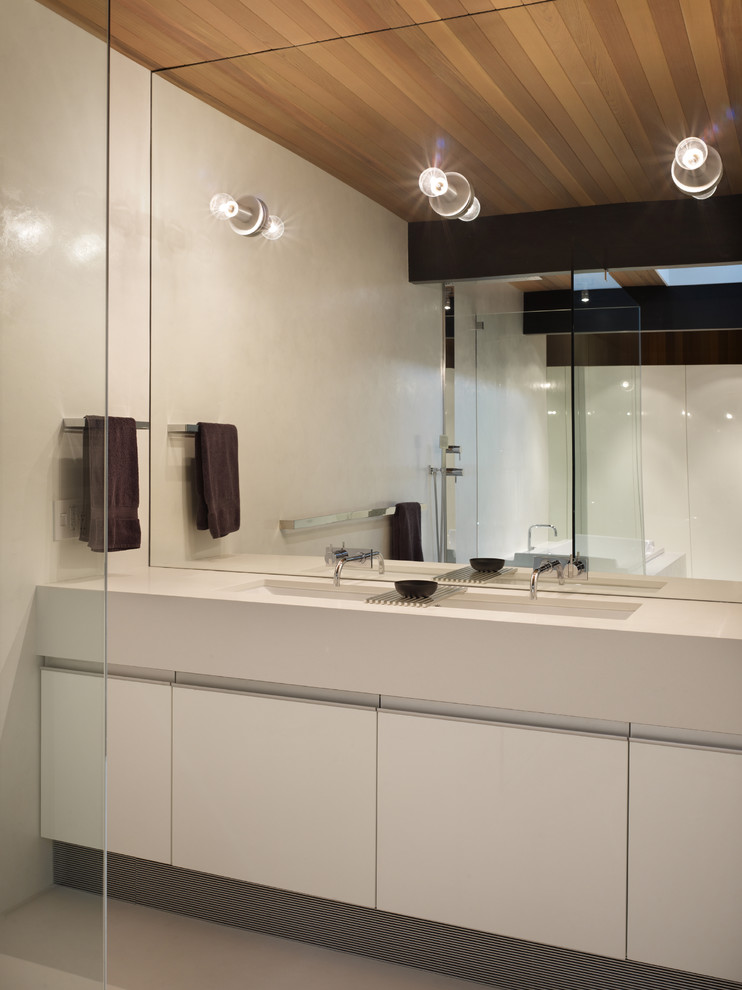 Стильный дизайн: главная ванная комната среднего размера в стиле модернизм с врезной раковиной, плоскими фасадами, белыми фасадами, столешницей из искусственного кварца, накладной ванной, душем без бортиков и белыми стенами - последний тренд
