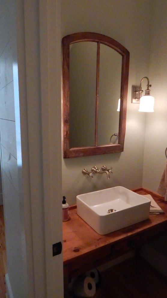 Источник вдохновения для домашнего уюта: маленькая ванная комната в классическом стиле с открытыми фасадами, фасадами цвета дерева среднего тона, ванной в нише, душем над ванной, унитазом-моноблоком, бежевой плиткой, черной плиткой, черно-белой плиткой, коричневой плиткой, серой плиткой, разноцветной плиткой, белой плиткой, бежевыми стенами, душевой кабиной, настольной раковиной и столешницей из дерева для на участке и в саду