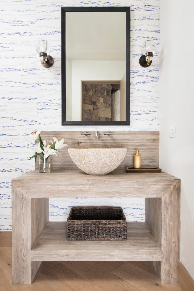 Ejemplo de cuarto de baño rústico con armarios abiertos, puertas de armario de madera clara, paredes blancas, suelo de madera en tonos medios, lavabo sobreencimera y suelo marrón