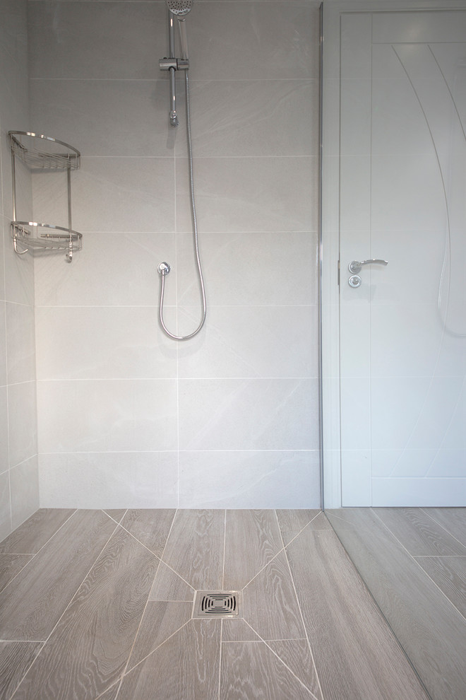 Esempio di una piccola stanza da bagno contemporanea con piastrelle in gres porcellanato e pavimento in gres porcellanato