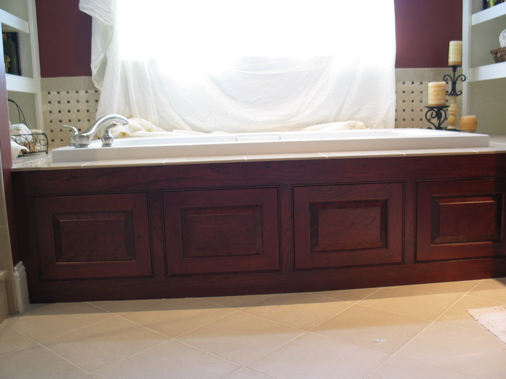 Idées déco pour une salle de bain principale classique en bois brun de taille moyenne avec un placard avec porte à panneau surélevé, un carrelage blanc, mosaïque, un mur orange, une baignoire posée, un sol en carrelage de porcelaine, un plan de toilette en carrelage, un sol beige et un plan de toilette beige.