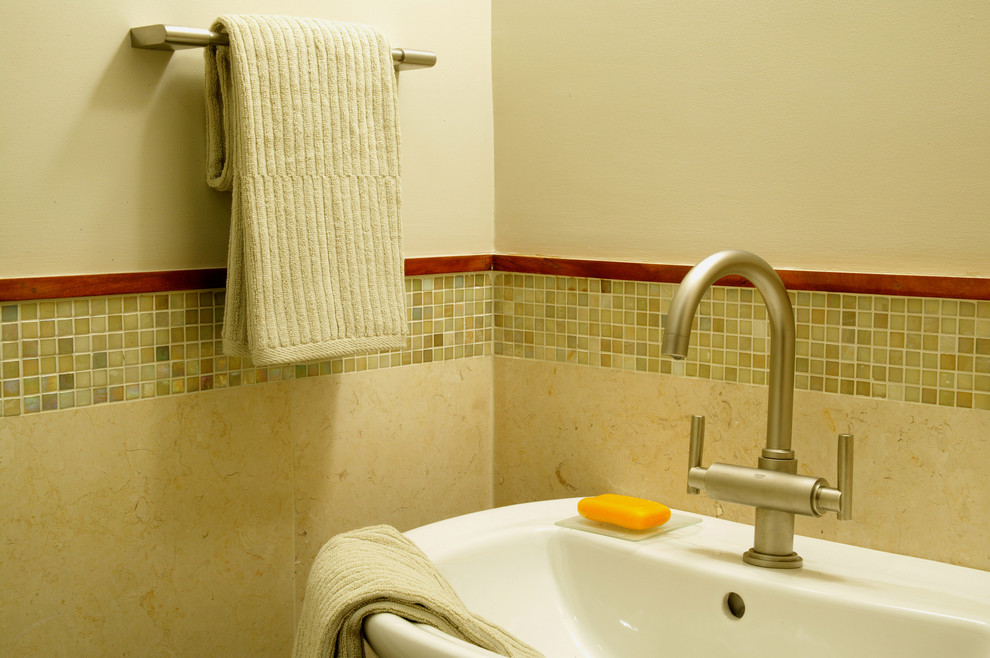 Ejemplo de cuarto de baño moderno de tamaño medio con sanitario de una pieza, losas de piedra, paredes beige, suelo de madera en tonos medios y aseo y ducha