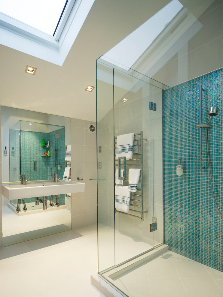 Modernes Badezimmer mit Eckdusche, blauen Fliesen, Mosaikfliesen, weißer Wandfarbe und Trogwaschbecken in Auckland