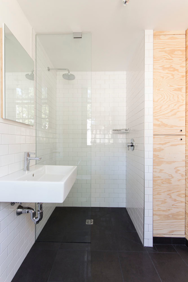 ニューヨークにあるコンテンポラリースタイルのおしゃれな浴室 (壁付け型シンク、オープン型シャワー、白いタイル、サブウェイタイル、オープンシャワー) の写真