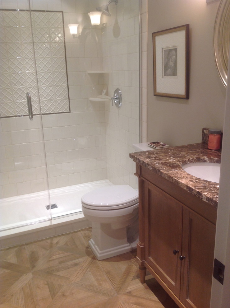 Klassisches Badezimmer mit verzierten Schränken, Marmor-Waschbecken/Waschtisch, weißen Fliesen, Keramikfliesen und Porzellan-Bodenfliesen in New York