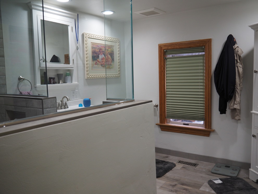 Bild på ett mellanstort vintage badrum med dusch, med skåp i shakerstil, vita skåp, en hörndusch, en toalettstol med separat cisternkåpa, grå kakel, keramikplattor, grå väggar, laminatgolv, ett undermonterad handfat, bänkskiva i kvarts, grått golv och med dusch som är öppen
