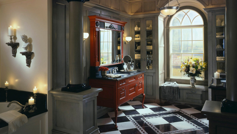 Exempel på ett stort retro en-suite badrum, med ett undermonterad handfat, luckor med infälld panel, grå skåp, ett platsbyggt badkar, svart kakel, grå väggar och marmorgolv