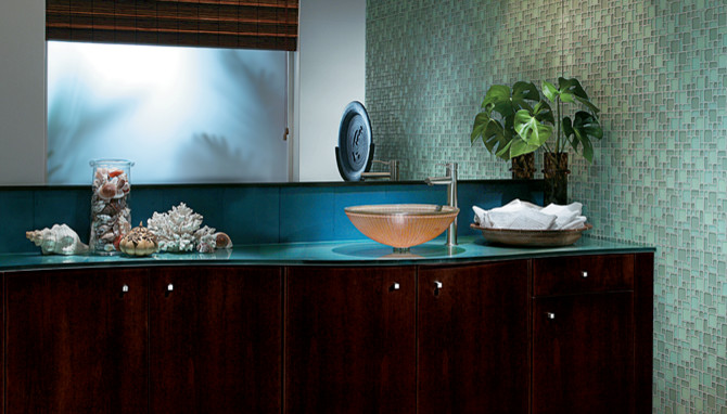 Foto di una stanza da bagno minimal di medie dimensioni con ante lisce, ante in legno bruno, top in vetro e pareti bianche