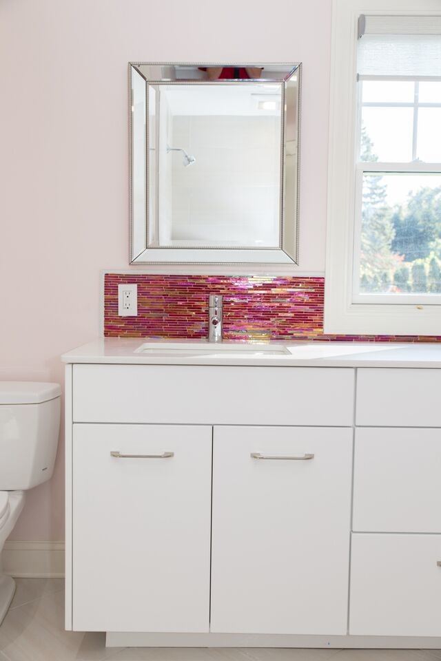 Idées déco pour une douche en alcôve contemporaine de taille moyenne pour enfant avec un placard à porte plane, des portes de placard blanches, une baignoire en alcôve, WC séparés, un carrelage rose, un carrelage en pâte de verre, un mur rose, un sol en carrelage de porcelaine, un lavabo encastré et un plan de toilette en quartz.
