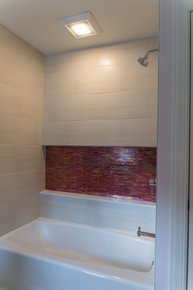 Пример оригинального дизайна: детская ванная комната среднего размера в современном стиле с плоскими фасадами, белыми фасадами, ванной в нише, душем в нише, раздельным унитазом, розовой плиткой, стеклянной плиткой, розовыми стенами, полом из керамогранита, врезной раковиной и столешницей из кварцита