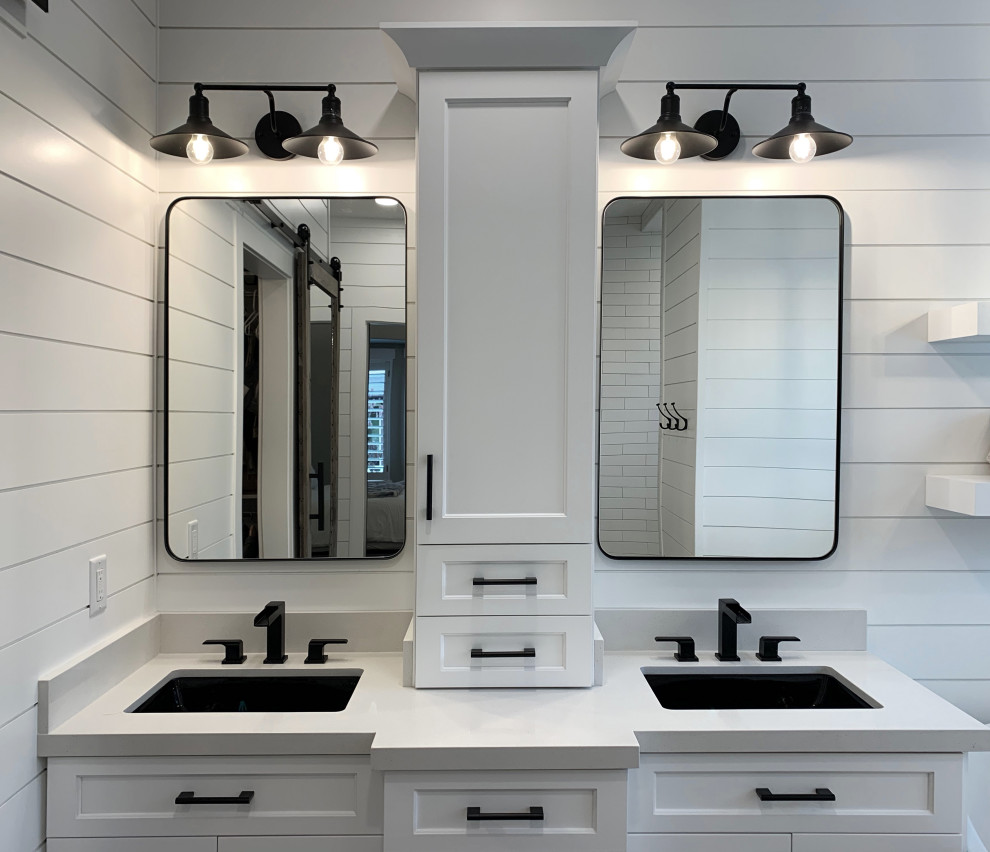 Идея дизайна: большая главная ванная комната с фасадами в стиле шейкер, белыми фасадами, отдельно стоящей ванной, угловым душем, белой плиткой, плиткой кабанчик, белыми стенами, светлым паркетным полом, врезной раковиной, столешницей из искусственного кварца, открытым душем, белой столешницей, сиденьем для душа, тумбой под две раковины, встроенной тумбой и стенами из вагонки