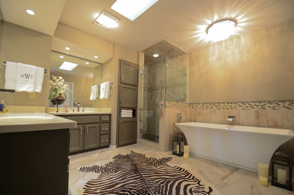 Bild på ett mellanstort vintage en-suite badrum, med ett undermonterad handfat, skåp i shakerstil, grå skåp, bänkskiva i akrylsten, ett fristående badkar, en hörndusch, beige kakel, porslinskakel, beige väggar och klinkergolv i porslin