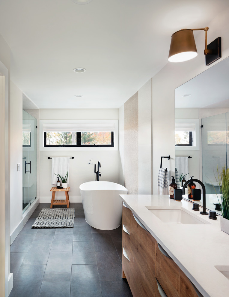 Ejemplo de cuarto de baño principal vintage con bañera exenta, baldosas y/o azulejos beige, paredes beige y ducha con puerta con bisagras