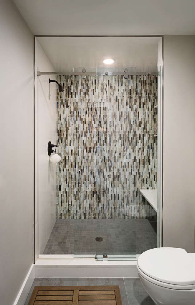 ニューヨークにあるミッドセンチュリースタイルのおしゃれな浴室 (オープン型シャワー、ベージュのタイル、ベージュの壁、開き戸のシャワー) の写真