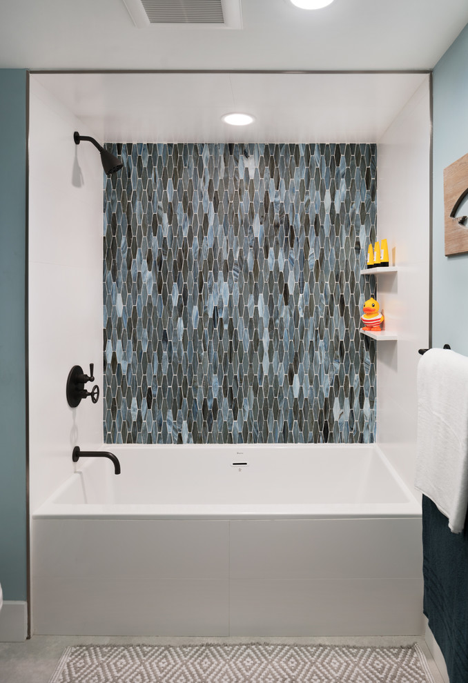 На фото: детская ванная комната в стиле ретро с ванной в нише, душем в нише, раздельным унитазом, синей плиткой, синими стенами, подвесной раковиной и открытым душем