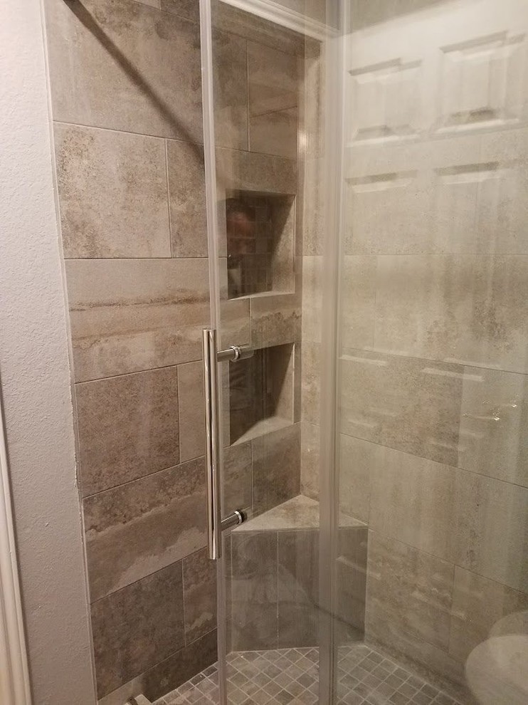 Exempel på ett litet rustikt badrum, med en dusch i en alkov, brun kakel, porslinskakel, beige väggar, klinkergolv i keramik, beiget golv och dusch med skjutdörr
