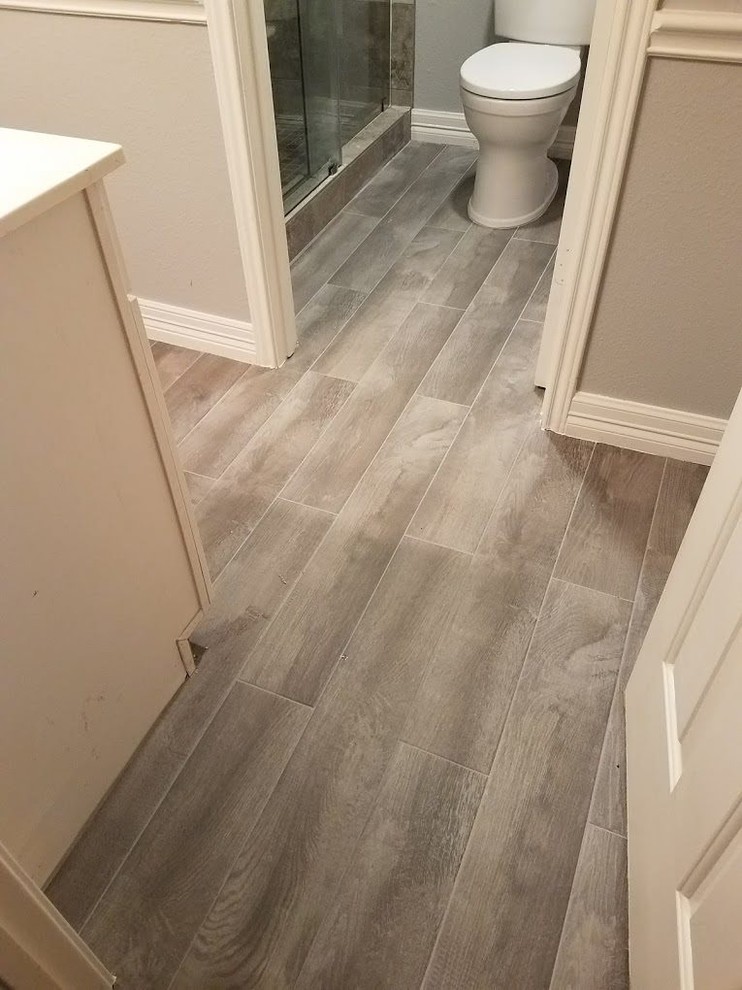 Kleines Uriges Badezimmer mit Duschnische, braunen Fliesen, Porzellanfliesen, beiger Wandfarbe, Keramikboden, beigem Boden und Schiebetür-Duschabtrennung in Dallas