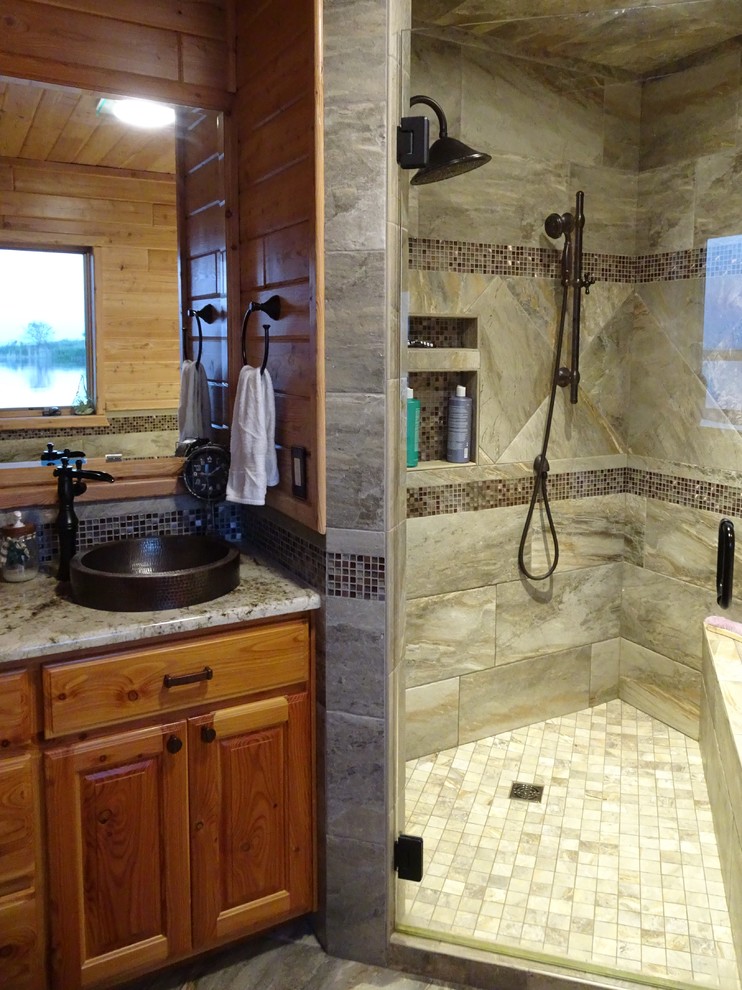 Immagine di una stanza da bagno stile rurale con vasca ad angolo, doccia ad angolo, piastrelle in gres porcellanato, pavimento in gres porcellanato, lavabo a bacinella, top in granito e porta doccia a battente