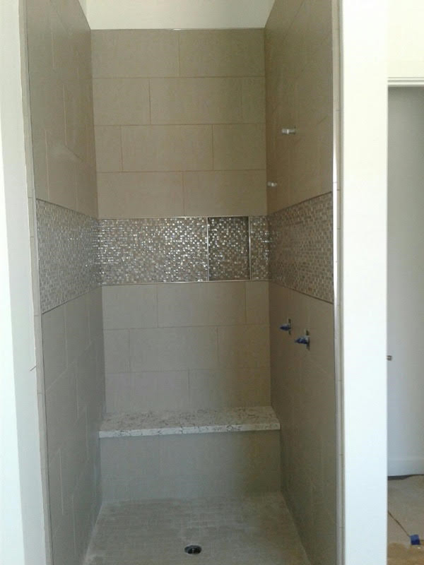 Esempio di una stanza da bagno moderna con doccia alcova, piastrelle beige e piastrelle in gres porcellanato
