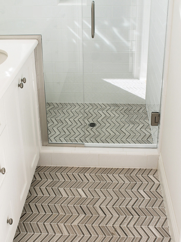 Ispirazione per una stanza da bagno design con piastrelle a mosaico