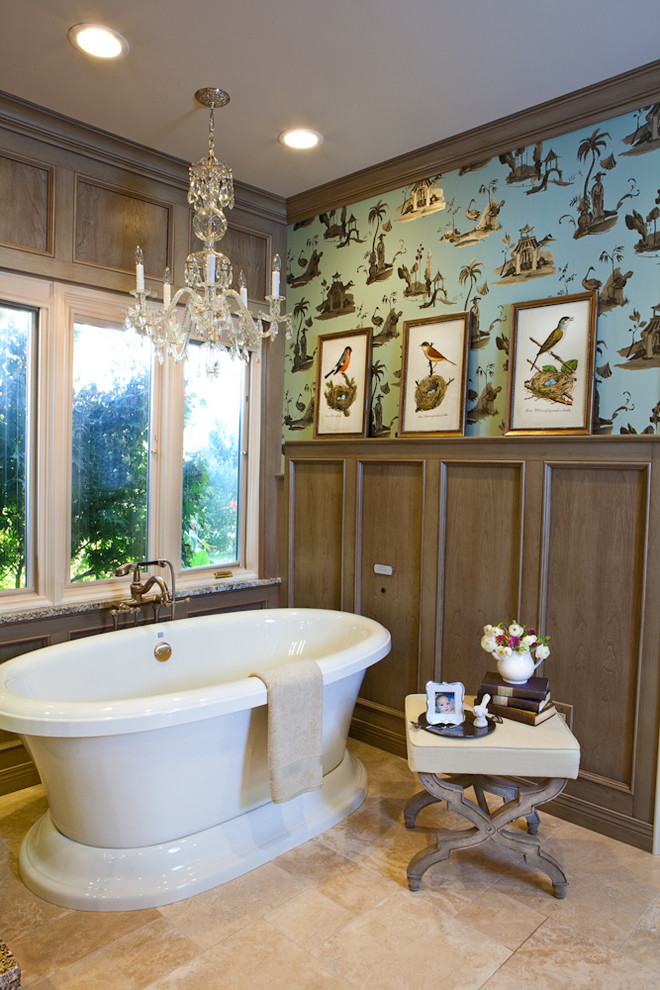 Inspiration för mellanstora klassiska en-suite badrum, med luckor med infälld panel, skåp i mellenmörkt trä, ett fristående badkar, en öppen dusch, beige kakel, porslinskakel, flerfärgade väggar, travertin golv och ett undermonterad handfat