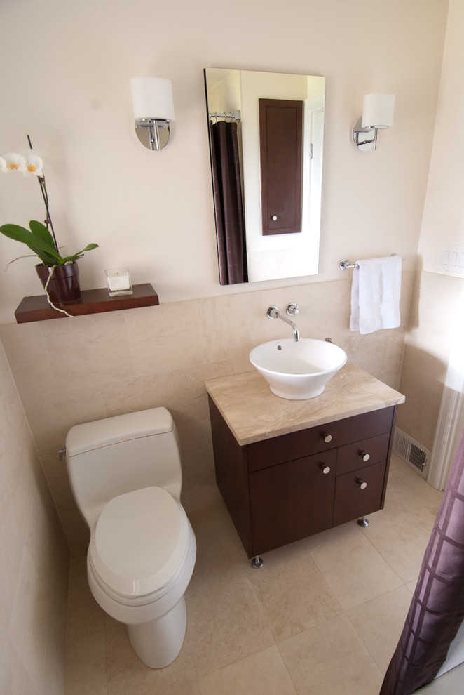 Ispirazione per una piccola stanza da bagno con lavabo a bacinella, ante in legno bruno, top in marmo, WC monopezzo, pareti bianche e pavimento con piastrelle in ceramica