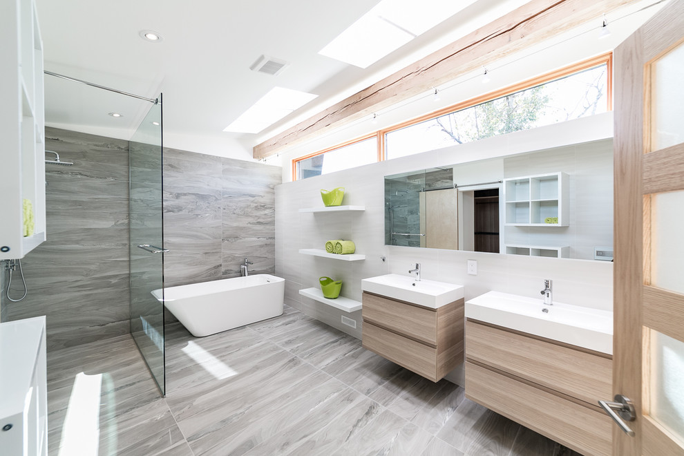 Источник вдохновения для домашнего уюта: главная ванная комната в современном стиле с светлыми деревянными фасадами, открытым душем и окном