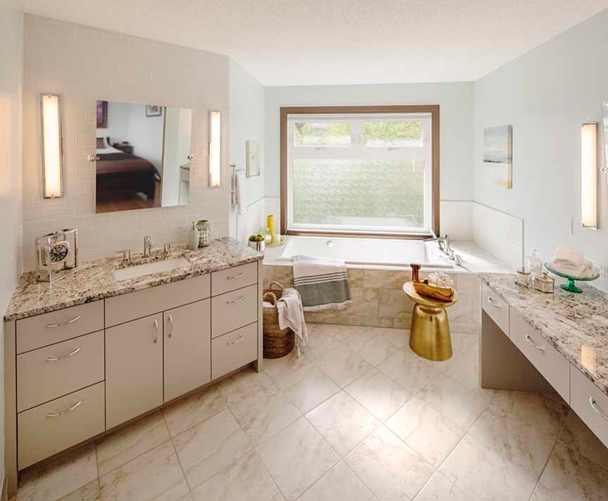Inspiration pour une petite salle de bain principale design avec un placard à porte plane, des portes de placard grises, une baignoire posée, un carrelage beige, un carrelage métro, un mur bleu, un sol en carrelage de céramique, un lavabo encastré et un plan de toilette en granite.
