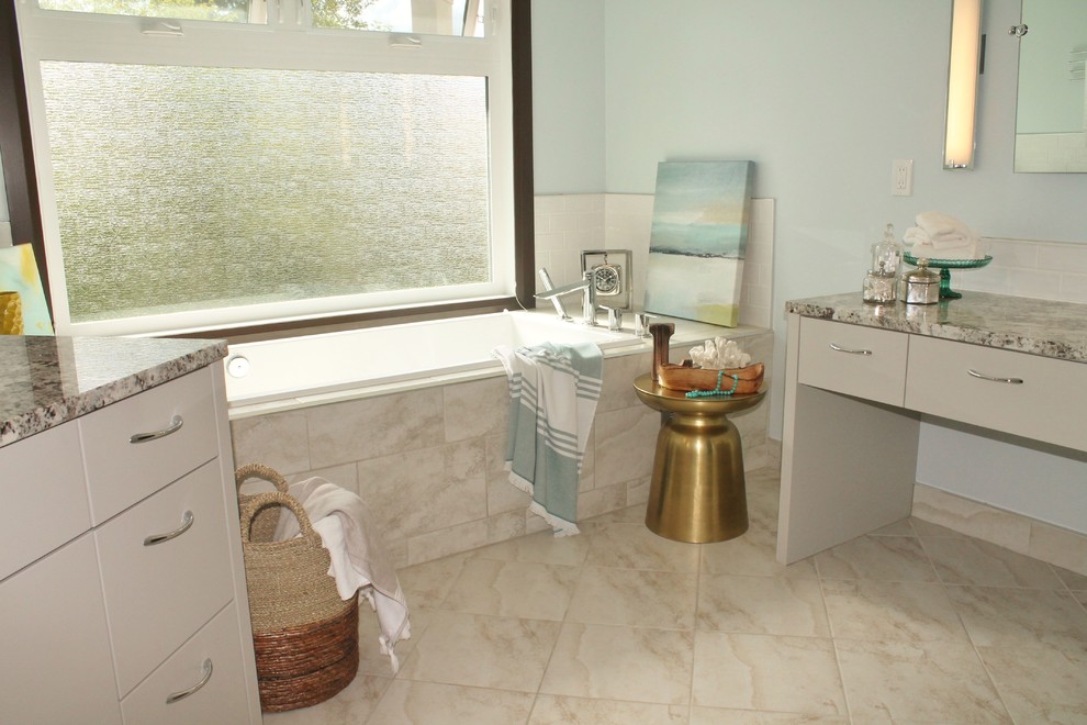 Idee per una stanza da bagno padronale design di medie dimensioni con ante lisce, ante grigie, vasca da incasso, piastrelle bianche, piastrelle in ceramica, pareti blu, pavimento in gres porcellanato e top in granito