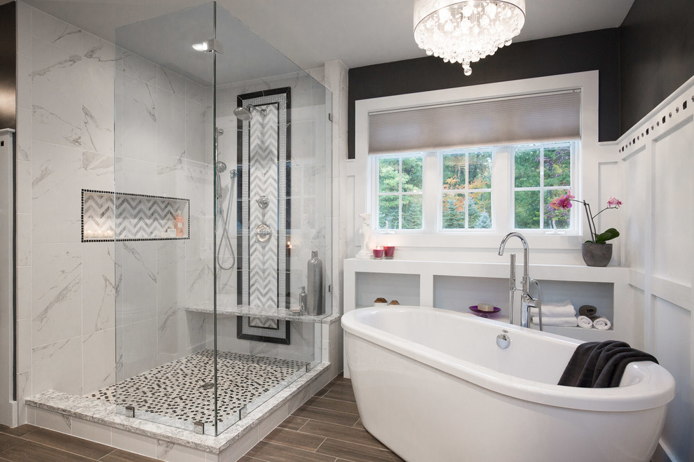 Klassisk inredning av ett stort en-suite badrum, med ett fristående badkar, en öppen dusch, vit kakel, stenkakel, svarta väggar, mörkt trägolv, ett undermonterad handfat och med dusch som är öppen