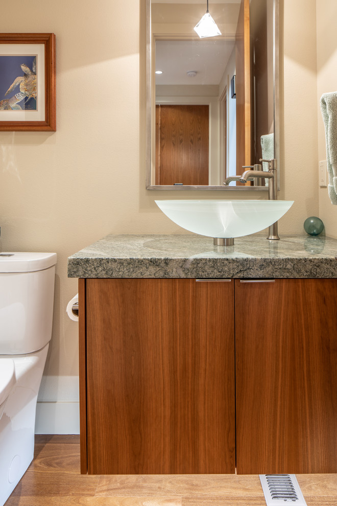 Kleines Modernes Duschbad mit flächenbündigen Schrankfronten, braunen Schränken, Toilette mit Aufsatzspülkasten, beiger Wandfarbe, braunem Holzboden, Granit-Waschbecken/Waschtisch, braunem Boden und grüner Waschtischplatte in Seattle