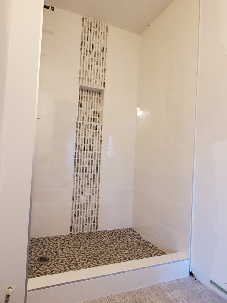 Bild på ett mellanstort funkis badrum för barn, med ett badkar i en alkov, en dusch i en alkov, vit kakel, keramikplattor, klinkergolv i porslin och flerfärgat golv