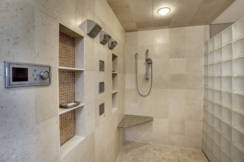 Inredning av ett modernt mycket stort en-suite badrum, med skåp i shakerstil, skåp i ljust trä, ett japanskt badkar, en kantlös dusch, en toalettstol med separat cisternkåpa, beige kakel, stenkakel, beige väggar, kalkstensgolv, ett undermonterad handfat och granitbänkskiva