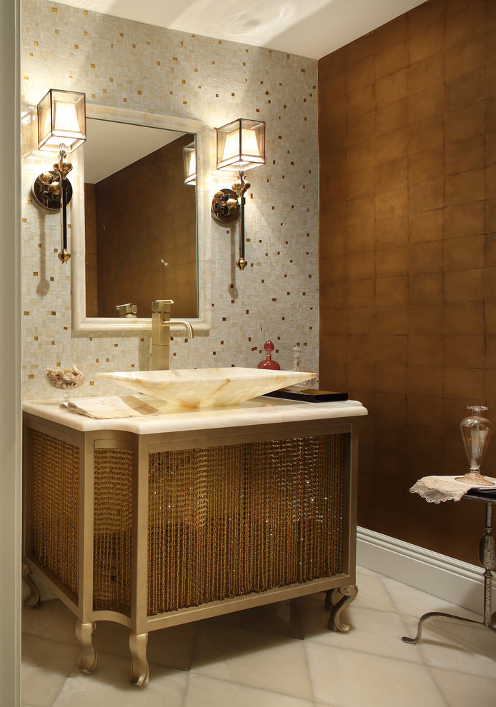 Ispirazione per una stanza da bagno tradizionale con lavabo a bacinella