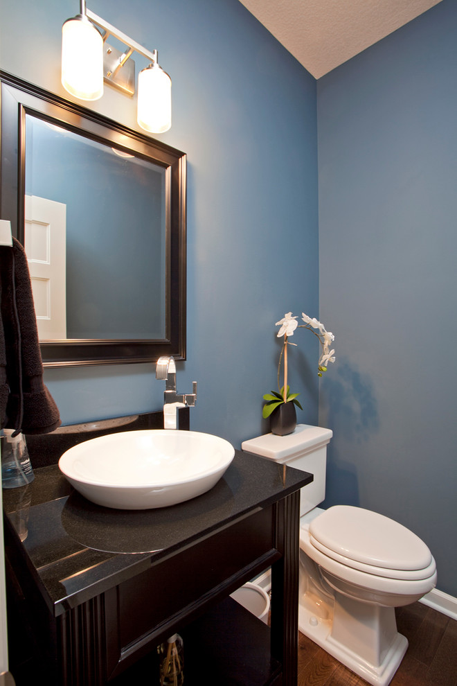 Mittelgroße Moderne Gästetoilette mit Aufsatzwaschbecken, offenen Schränken, hellbraunen Holzschränken, Mineralwerkstoff-Waschtisch, beigen Fliesen, blauer Wandfarbe und braunem Holzboden in Minneapolis