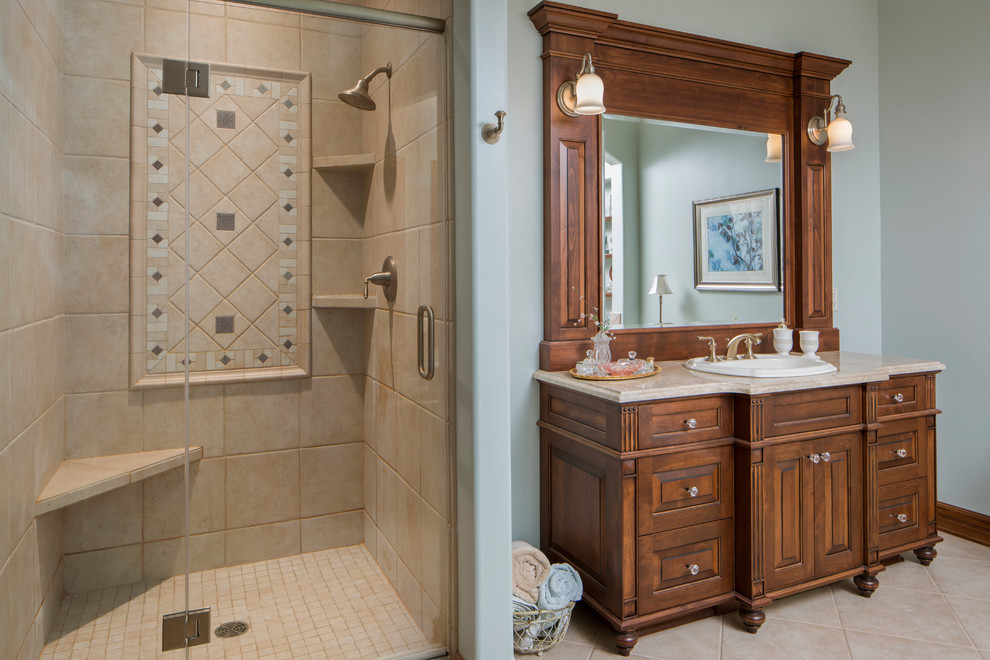 Idéer för att renovera ett mellanstort vintage beige beige en-suite badrum, med skåp i mörkt trä, beige kakel, ett nedsänkt handfat, beiget golv, keramikplattor, blå väggar, klinkergolv i keramik, granitbänkskiva och luckor med upphöjd panel