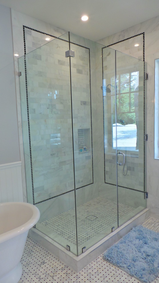Exempel på ett mellanstort amerikanskt en-suite badrum, med ett undermonterad handfat, skåp i shakerstil, vita skåp, marmorbänkskiva, en hörndusch, vit kakel, stenkakel, grå väggar och marmorgolv