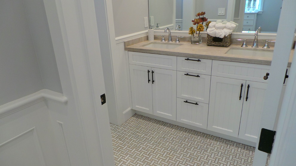 Idées déco pour une petite salle de bain craftsman pour enfant avec un lavabo encastré, un placard à porte shaker, des portes de placard blanches, un plan de toilette en marbre, un carrelage blanc, un carrelage de pierre, un mur gris et un sol en marbre.