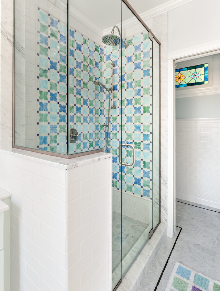 Exempel på ett mellanstort klassiskt flerfärgad flerfärgat badrum med dusch, med skåp i shakerstil, blå skåp, en dusch i en alkov, vit kakel, tunnelbanekakel, vita väggar, marmorgolv, ett undermonterad handfat, marmorbänkskiva, flerfärgat golv och dusch med gångjärnsdörr