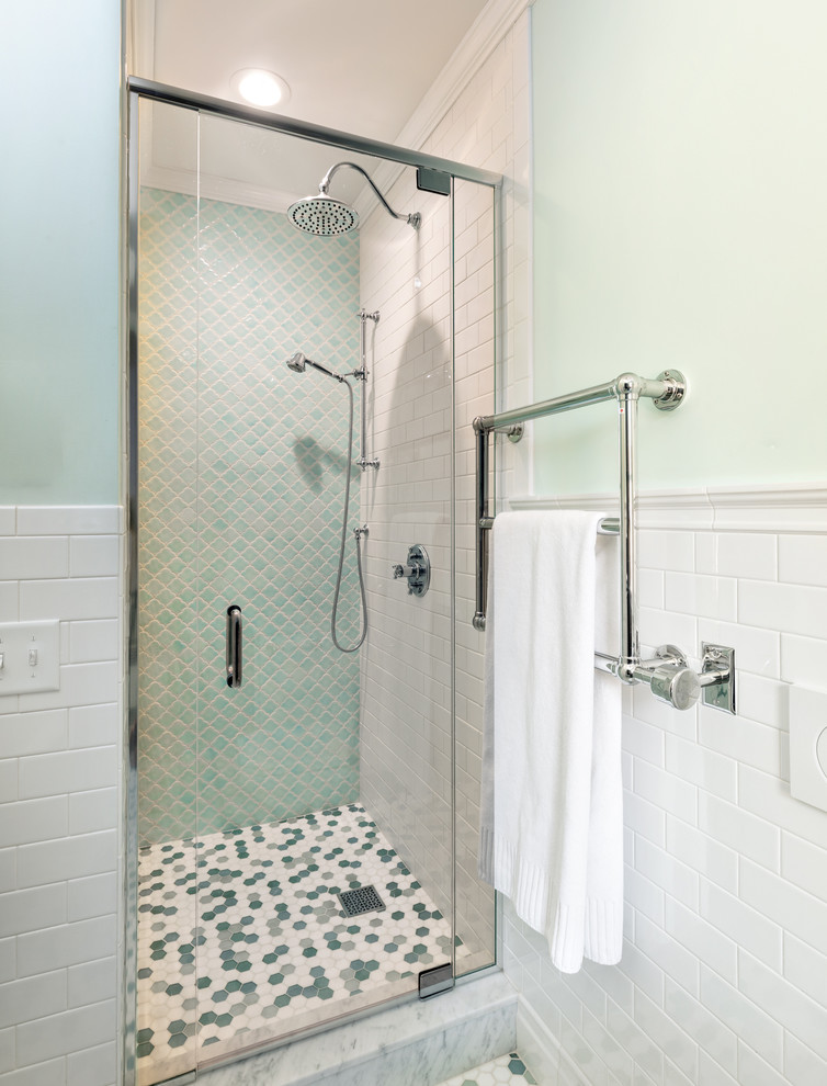 Идея дизайна: главная ванная комната среднего размера в стиле неоклассика (современная классика) с фасадами в стиле шейкер, серыми фасадами, ванной на ножках, душем в нише, белой плиткой, плиткой кабанчик, синими стенами, полом из мозаичной плитки, врезной раковиной, мраморной столешницей, разноцветным полом, душем с распашными дверями и белой столешницей
