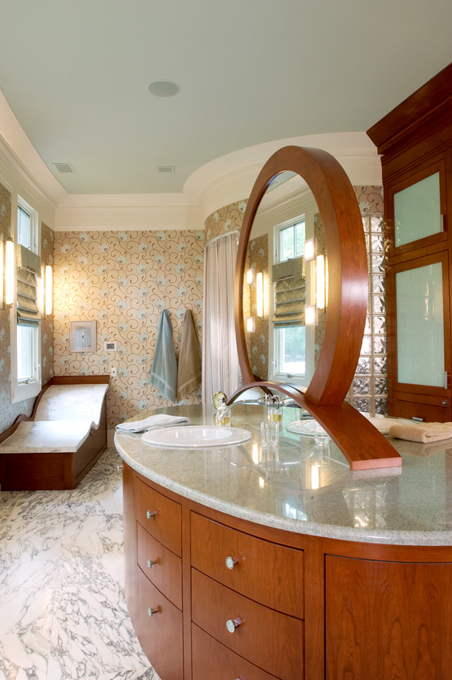 Foto på ett mycket stort vintage en-suite badrum, med ett nedsänkt handfat, möbel-liknande, skåp i mellenmörkt trä, granitbänkskiva, ett platsbyggt badkar, en dusch i en alkov, flerfärgade väggar och marmorgolv